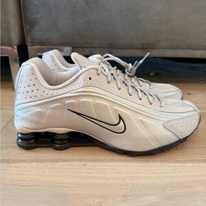 Nike shox r4 sz 11 college grey black university red IH0265-009